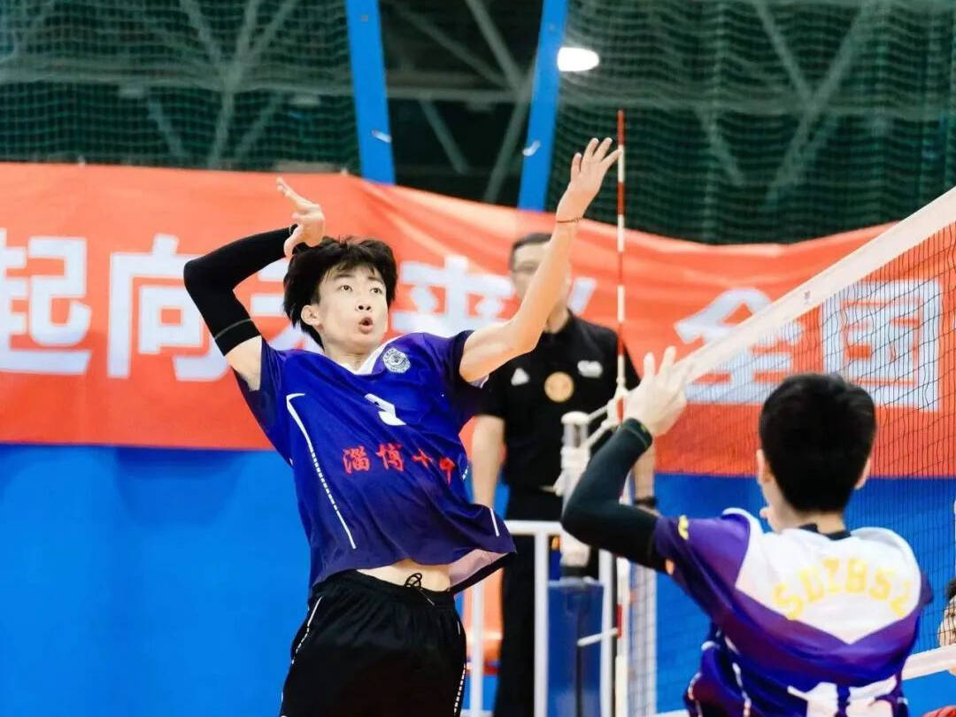 孙剑宇被评为"最佳自由人",淄博十中男排教练王淑田被评为"最佳教练员