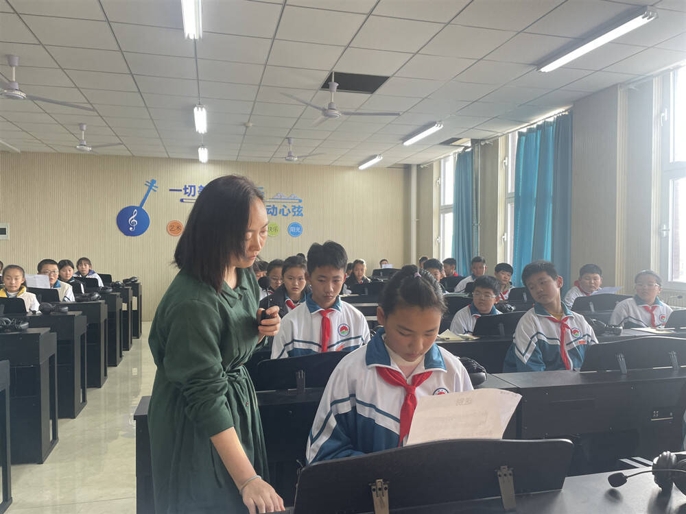淄川区杨寨中学深入开展电钢琴普及学习活动
