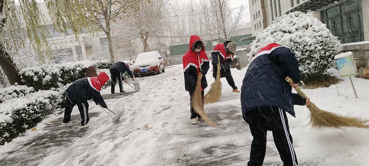 淄博第十中学大雪纷飞至校园除雪忙