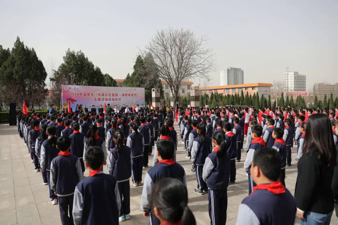 淄博外国语实验学校,淄博师专附小等400余名师生代表参加活动.