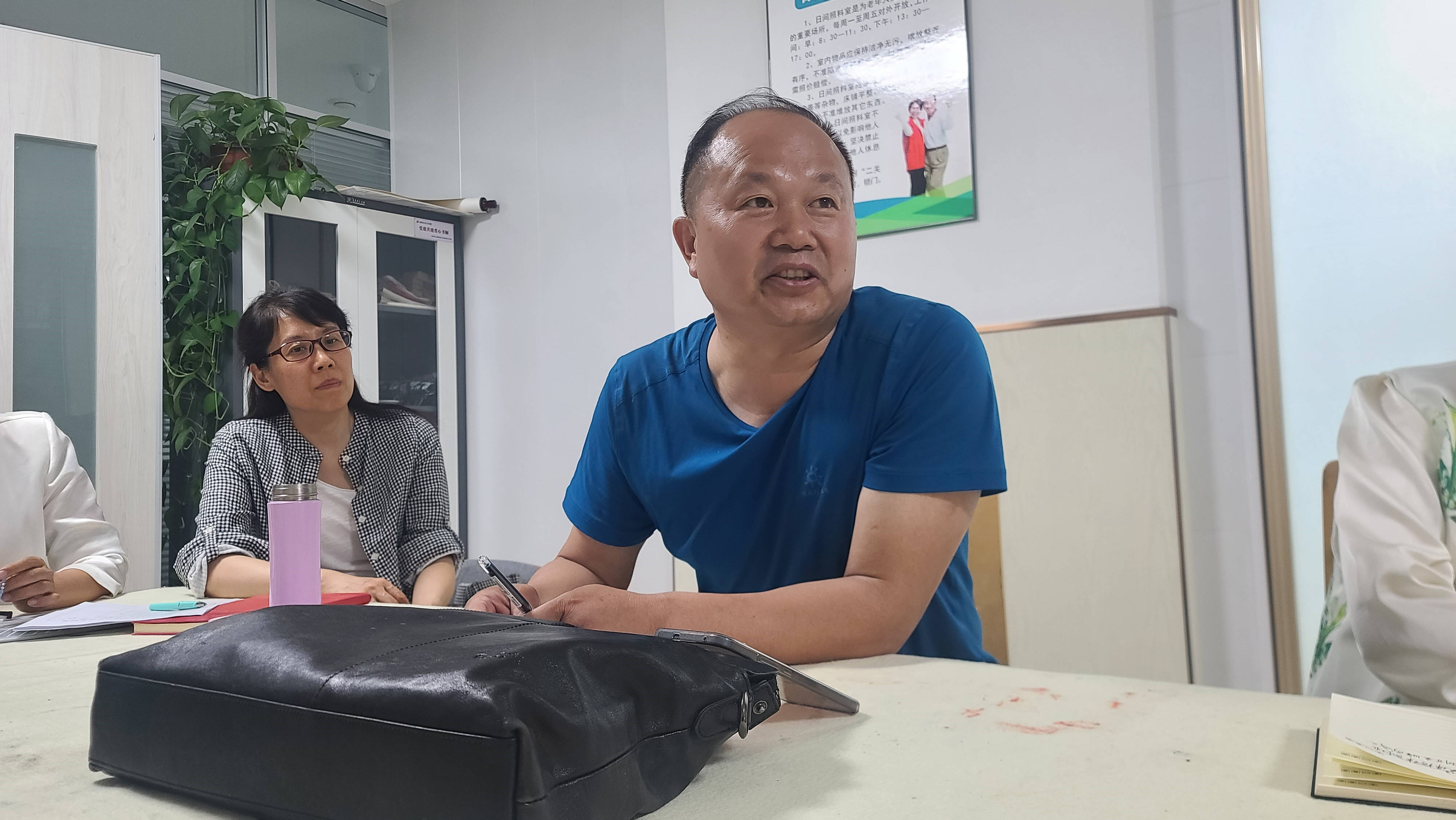 颐泽诗社退休教师张春华说,"现在社区绿化环境非常好,更