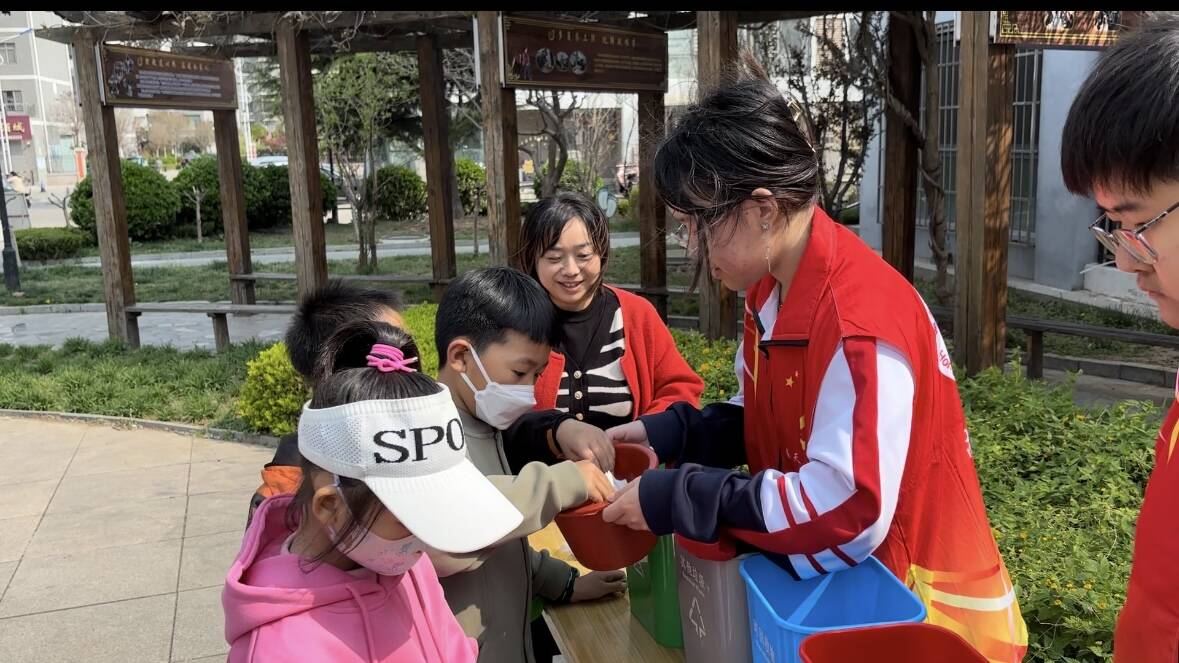烟台市蓬莱区:画环保长卷讲垃圾分类 倡导社区居民爱护环境
