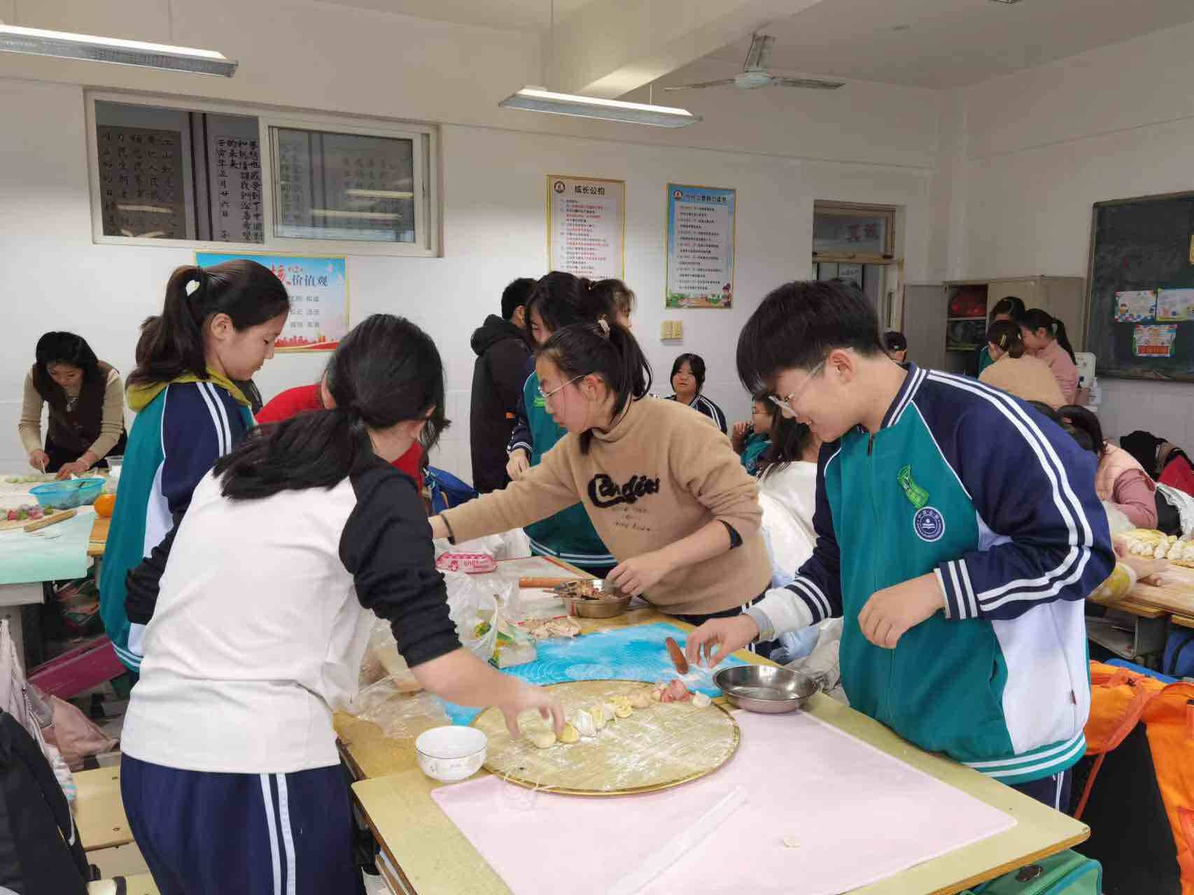 丽湖学校动手包饺子师生庆元旦