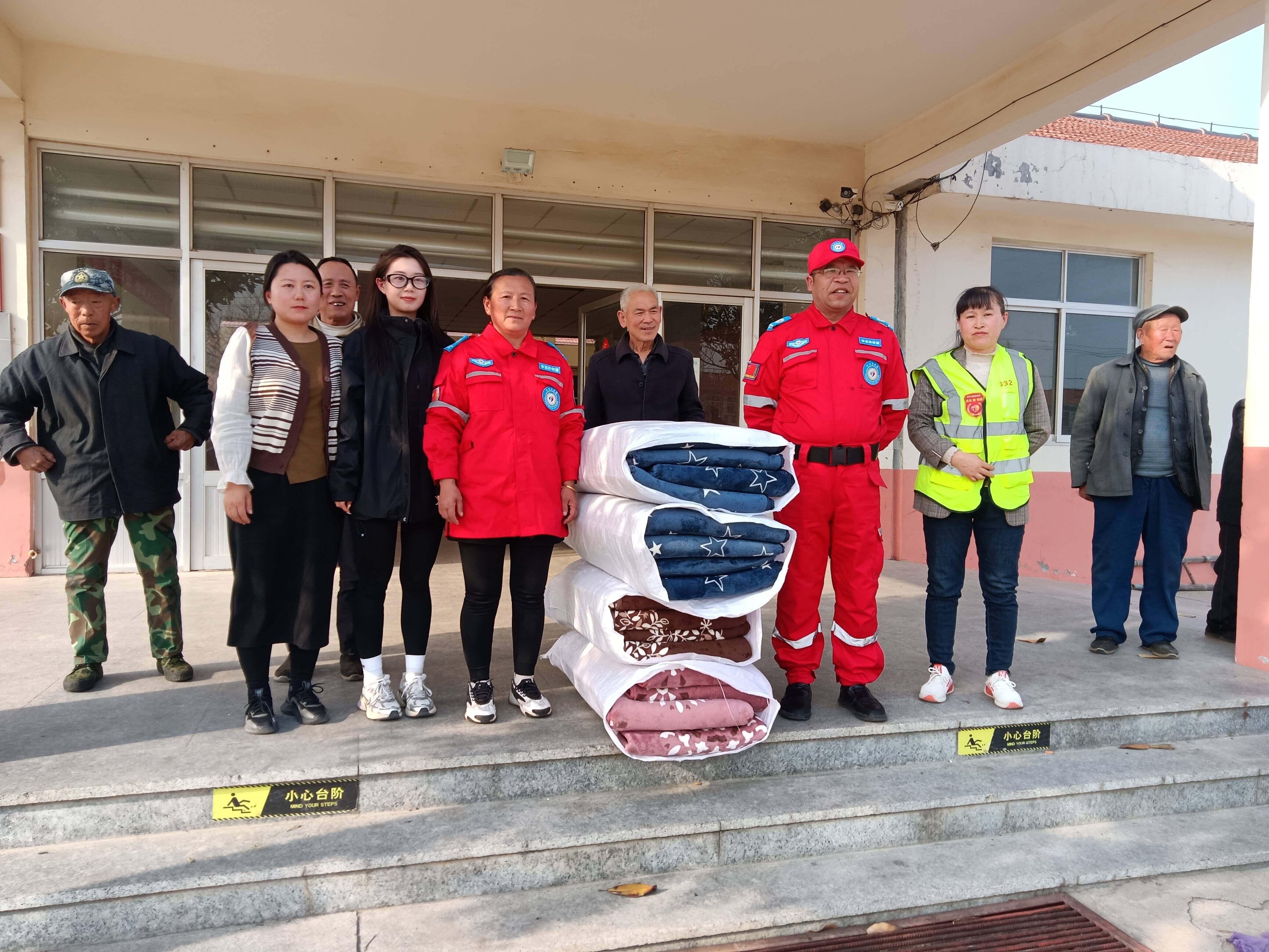 敬老爱老32张床垫为招远市特困老年人的温暖加码