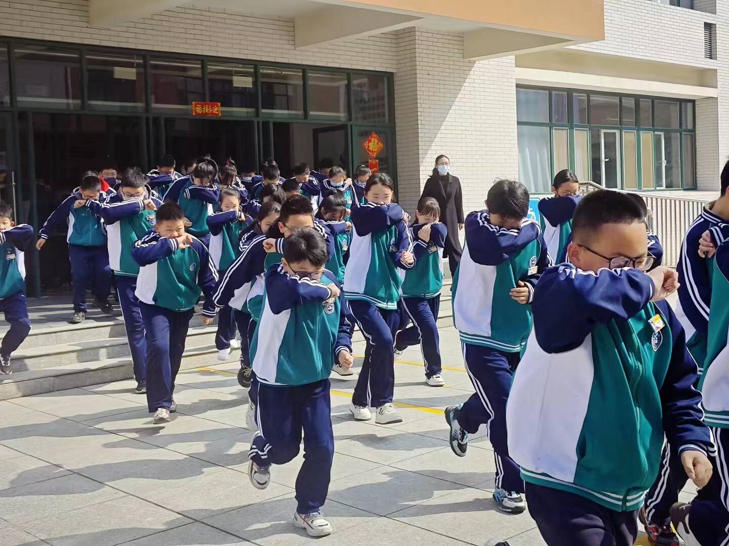 招远市魁星路中学开展春季学校火灾疏散逃生演练