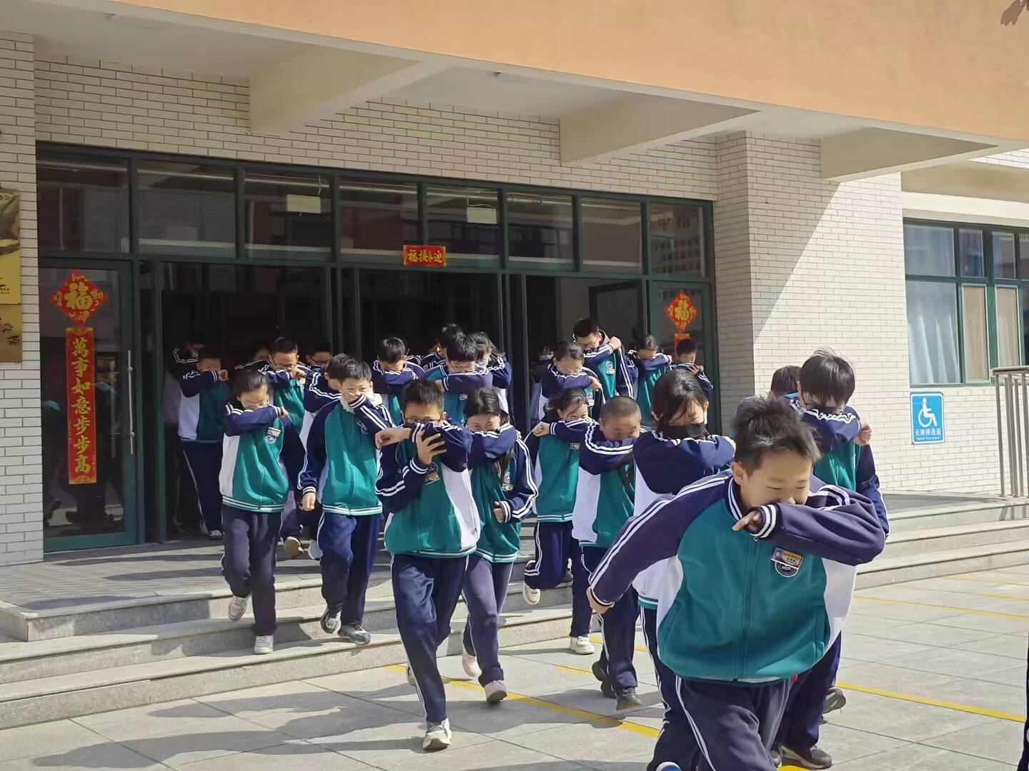 招远市魁星路中学开展春季学校火灾疏散逃生演练