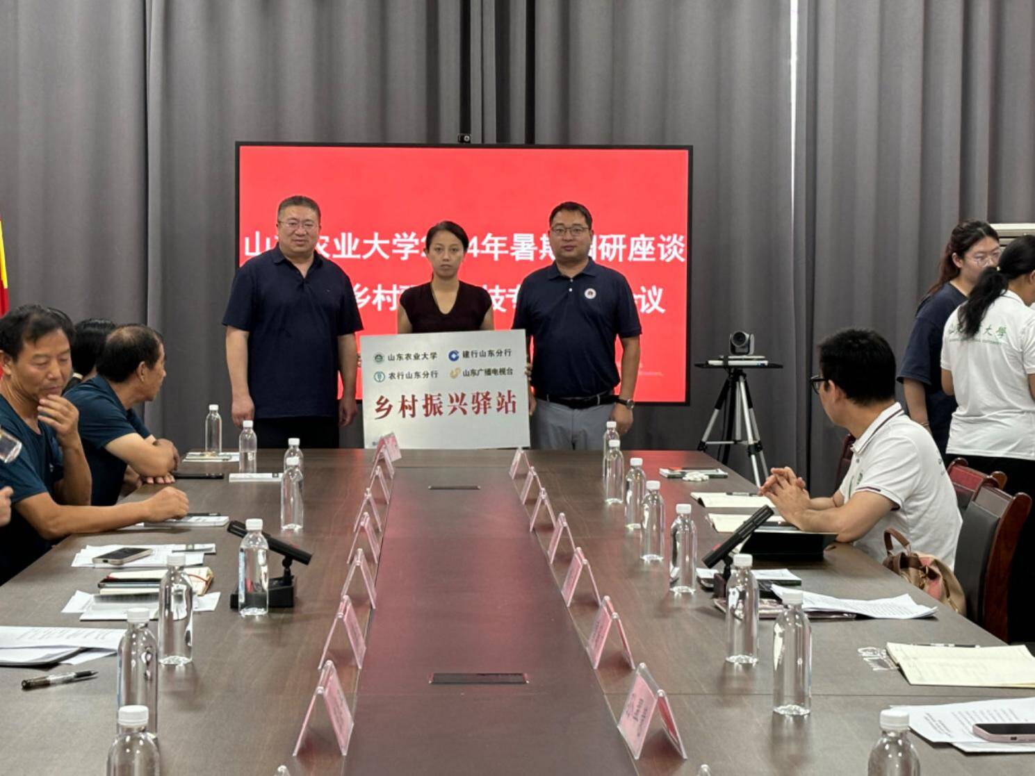 山东农业大学专家团携农大学子到招远市开展乡村驿站建设活动