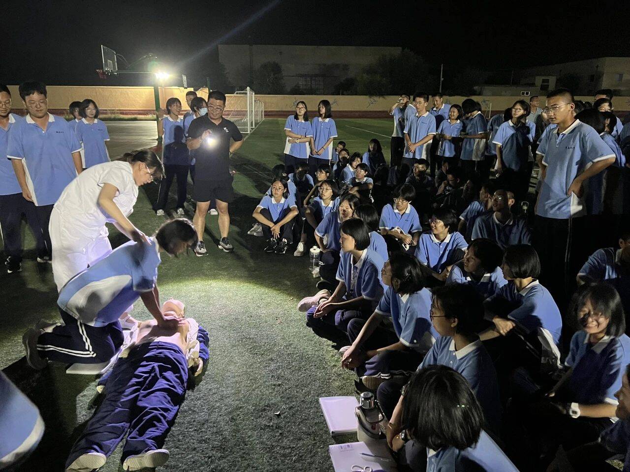 招远市人民医院"健康科普直通车"开进招远九中