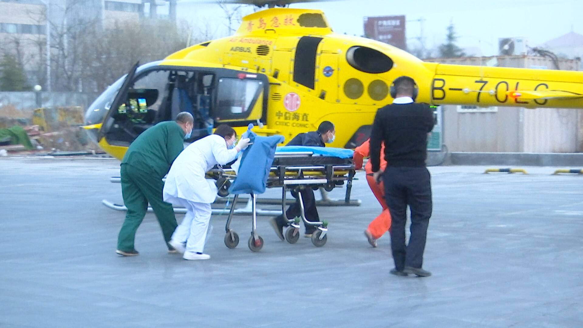 与时间赛跑胶州市首次使用医疗救援直升机转运患者