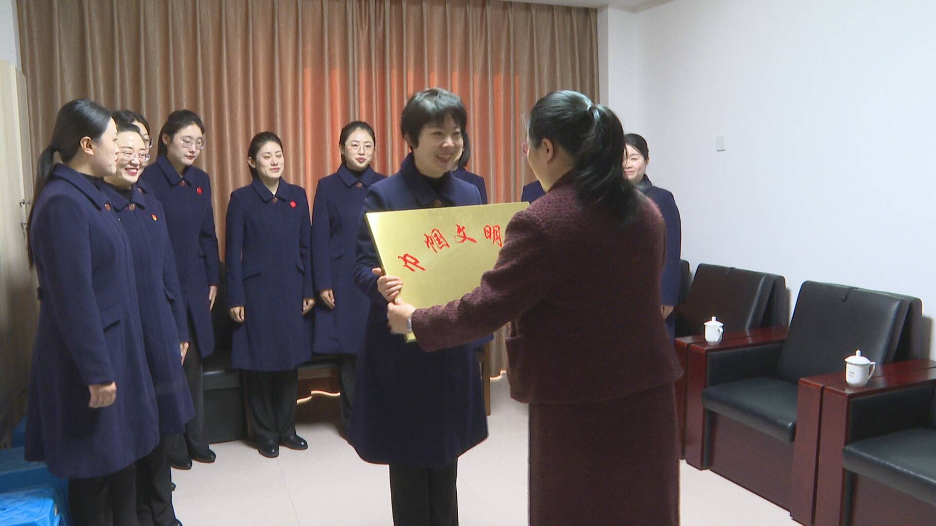 威海市文登区妇联走访慰问巾帼先进典型代表