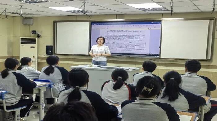 现场,老师为学生们带来了阅读理解指导课和中考作文指导课.