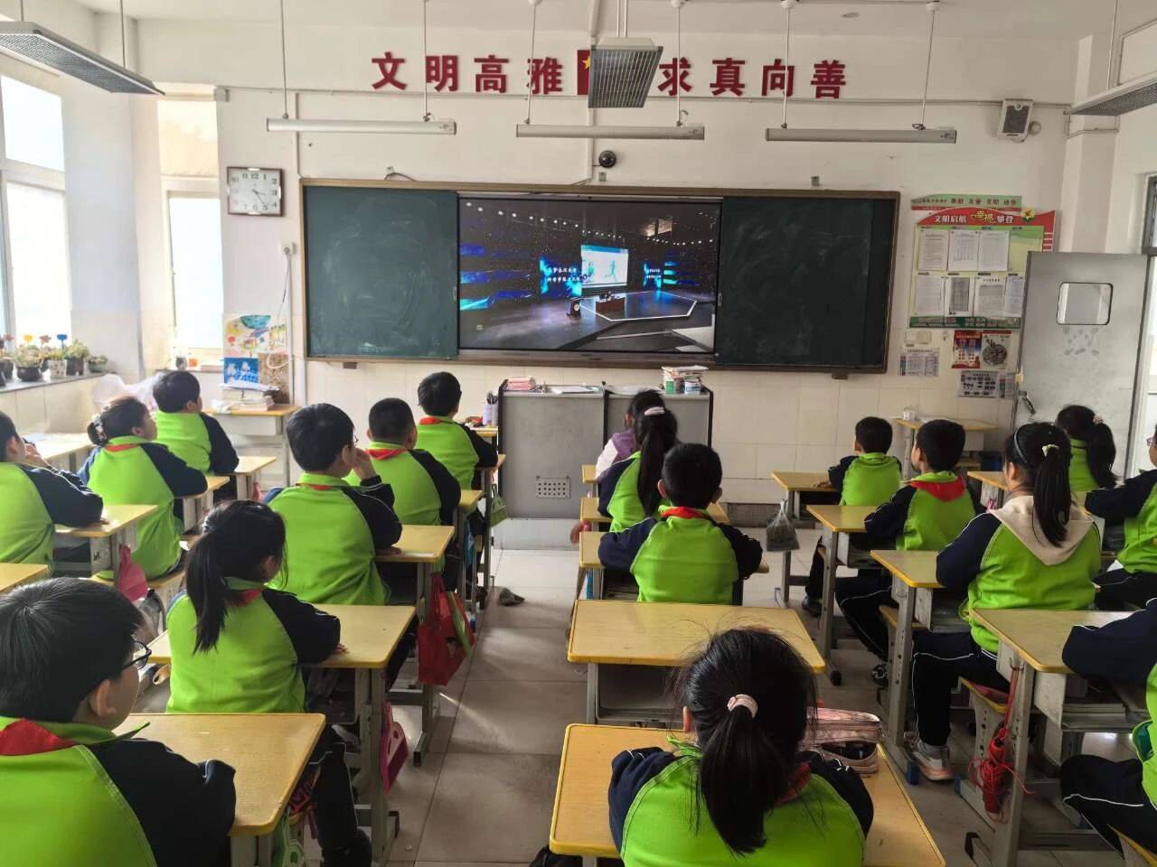 荣成市幸福街小学思政第一课心有凌云志手可摘星辰