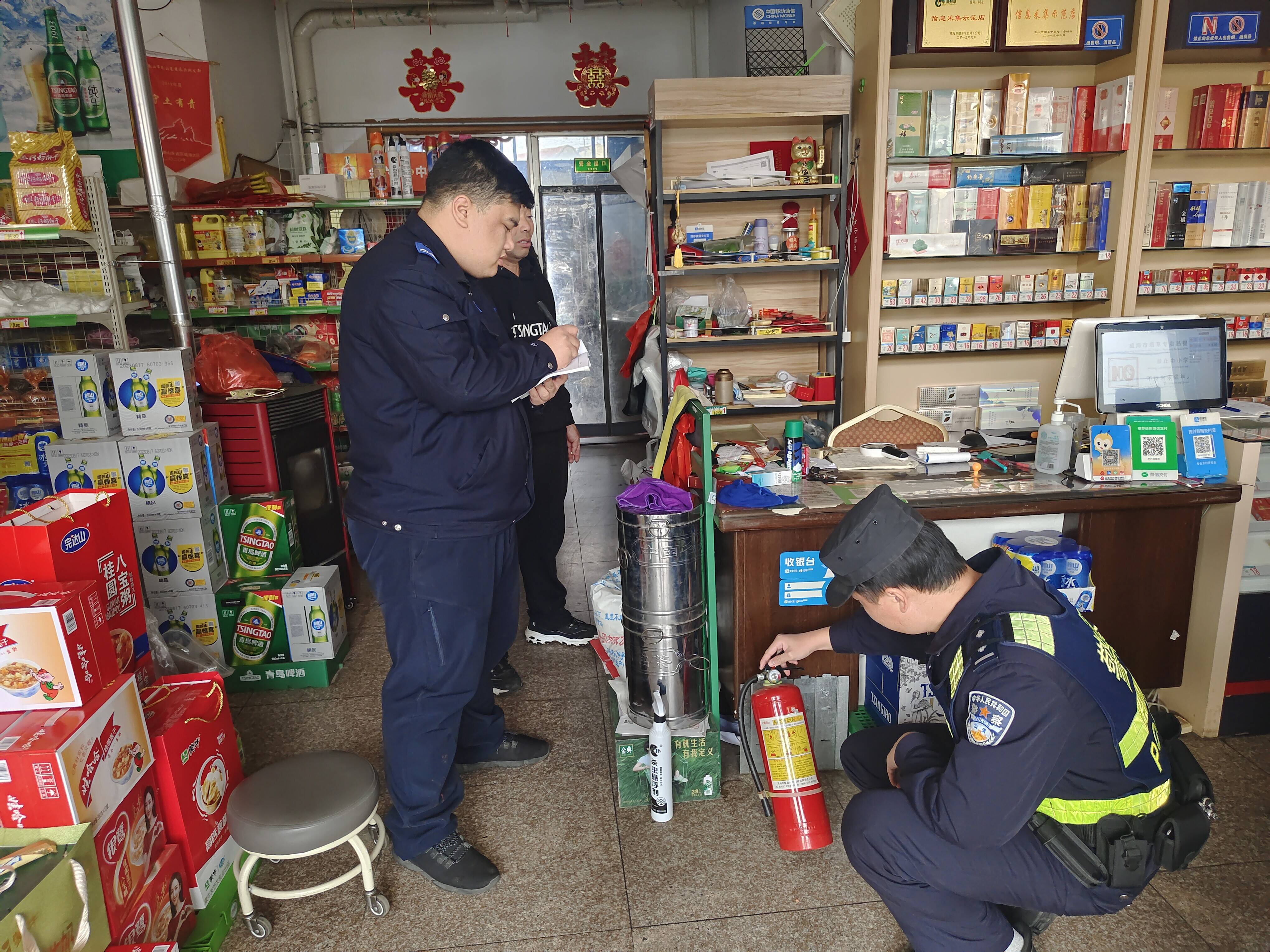 威海市公安局海岸警察支队乳山寨派出所开展九小场所安全检查工作