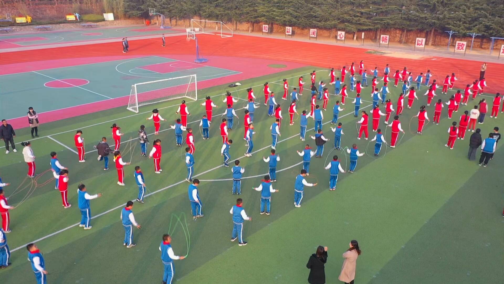 闪电号>媒体>乳山融媒>每天课间操时间,乳山市畅园学校的校园里会准时