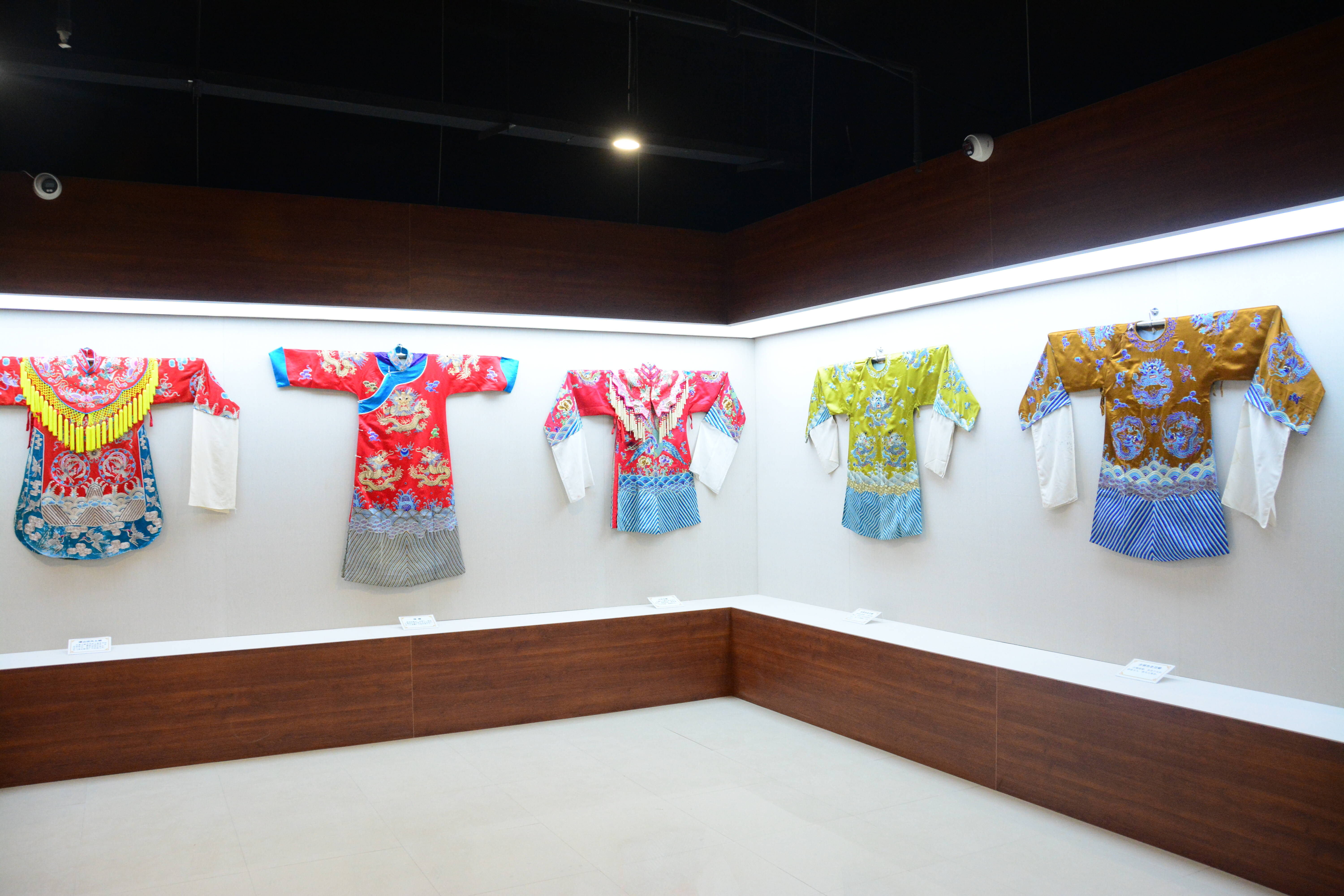 乳山市文化和旅游局局长于晓东表示:古装戏服文化展馆是乳山博物馆