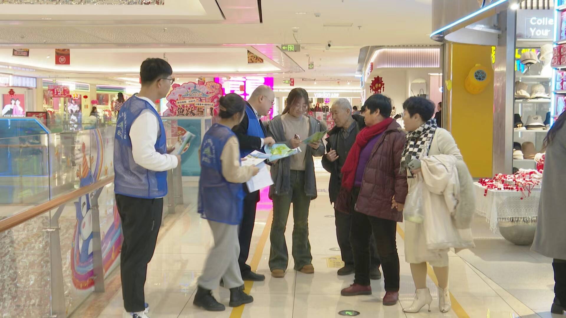 闪电号>媒体>乳山融媒> 活动中,工作人员向来往市民发放青年人才引进