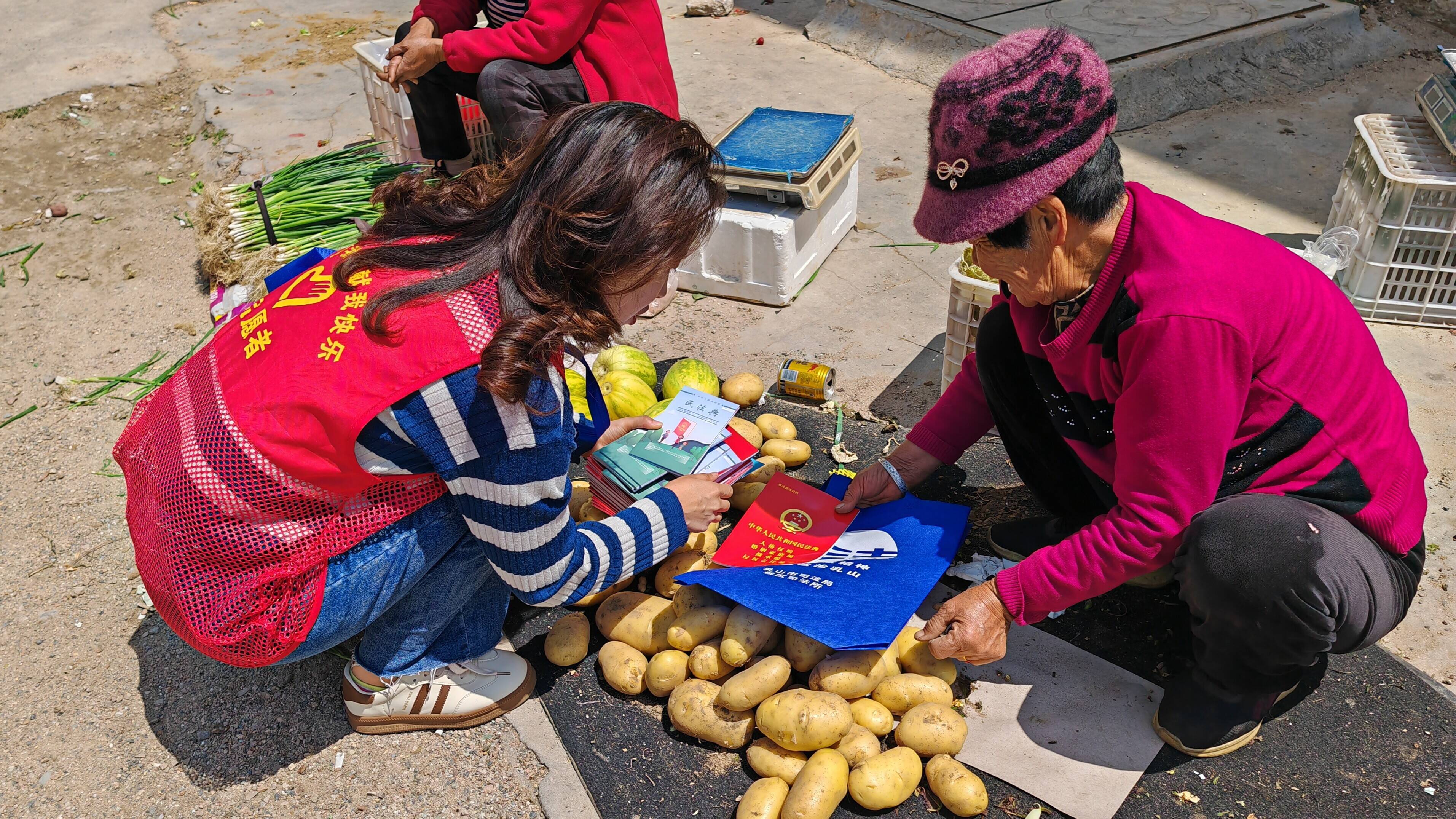 乳山市司法局城区司法所开展"民法典宣传月"普法宣传活动