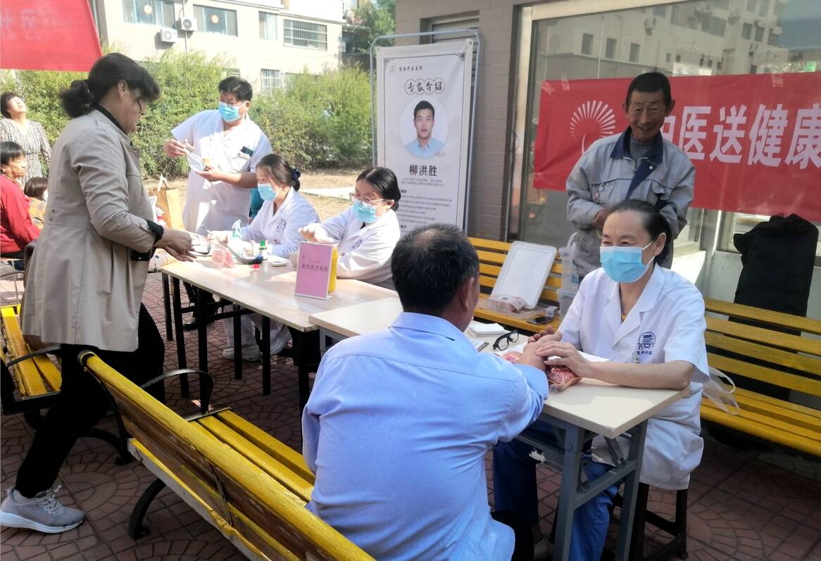 滨州市滨城区彭李街道松鹤湖社区中医义诊进社区把脉问诊送健康