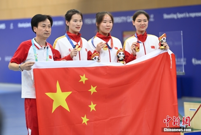 8月1日，第31屆世界大學(xué)生夏季運動會女子25米手槍團體決賽在四川成都舉行，中國隊獲得冠軍。圖為中國隊選手熊亞瑄(左二)、林雅茜(右二)、王珂怡(右一)等站在領(lǐng)獎臺上合影。<a target='_blank' href='/'>中新社</a>記者 陳超 攝