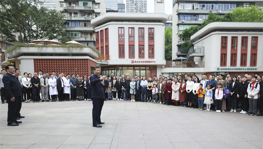 2024年4月22日至24日，中共中央總書記、國家主席、中央軍委主席習近平在重慶考察。這是22日下午，習近平在九龍坡區(qū)謝家灣街道民主村社區(qū)考察時，同社區(qū)居民親切交流。新華社記者 鞠鵬 攝