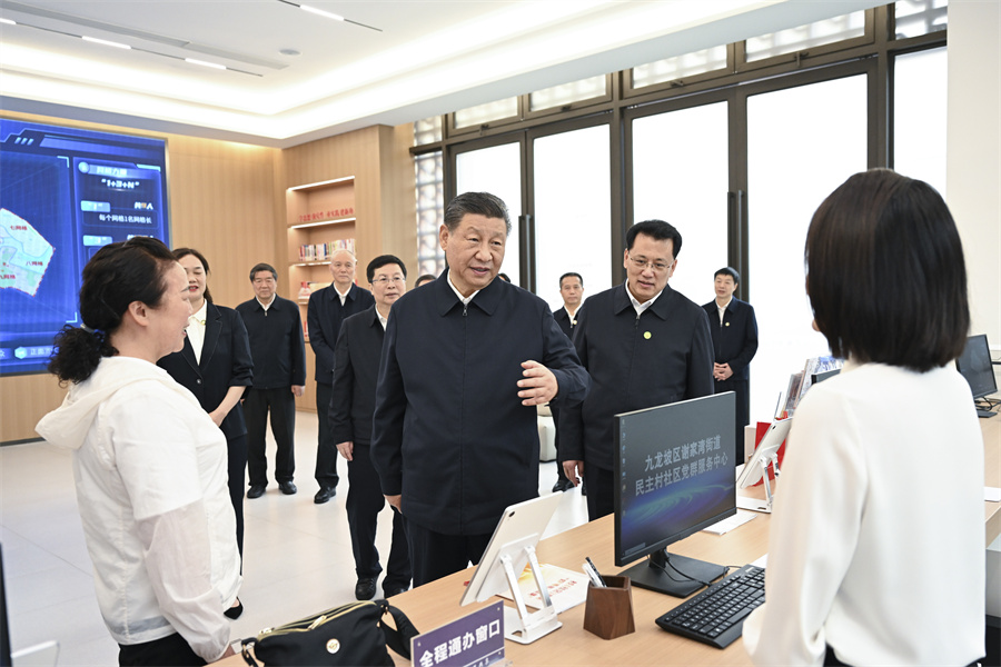 2024年4月22日至24日，中共中央總書記、國家主席、中央軍委主席習近平在重慶考察。這是22日下午，習近平在九龍坡區(qū)謝家灣街道民主村社區(qū)考察。新華社記者 謝環(huán)馳 攝