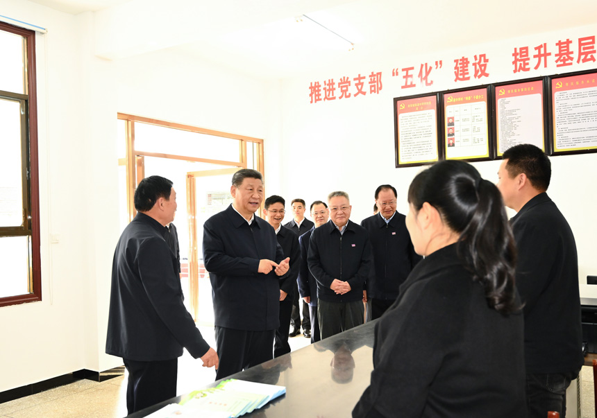 2024年3月18日至21日，中共中央總書記、國家主席、中央軍委主席習近平在湖南考察。這是19日下午，習近平在常德市鼎城區(qū)謝家鋪鎮(zhèn)港中坪村黨群服務中心了解當?shù)貫榛鶎訙p負、提升基層治理效能等情況。新華社記者 燕雁 攝