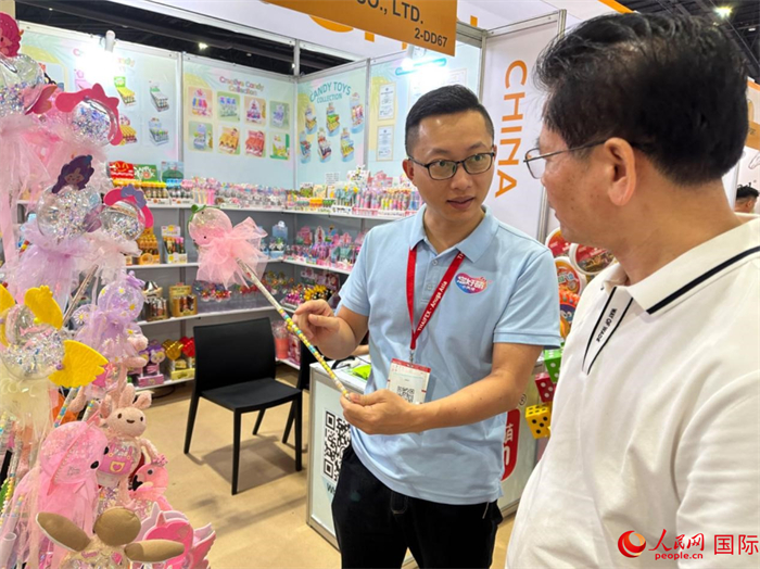 來自中國廣東的動漫食品廠商向觀眾講解食品如何和動漫結合。人民網記者 簡承淵攝