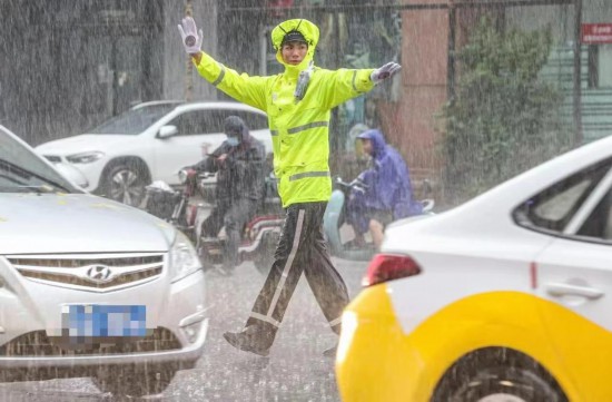 圖為一名交警在雨中指揮交通。（沈陽市公安局交通警察局供圖）