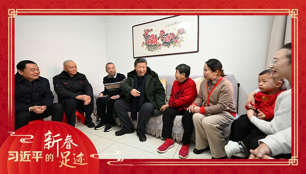 2025年1月23日，農(nóng)歷新年前夕，習近平總書記在遼寧沈陽大東區(qū)長安街道長安小區(qū)考察時，走進居民郎素蘭家中看望。