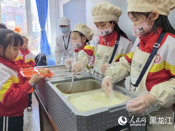 学生们正在排队取餐。人民网 尚城摄