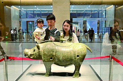 游客在湖南怀化市博物馆参观。张卓摄/光明图片