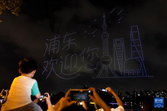 9月27日，市民游客在上海世纪公园观看无人机灯光秀。 新华社记者 王翔 摄