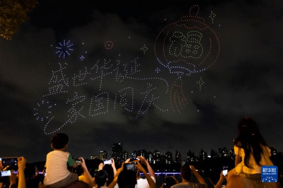 9月27日，市民游客在上海世纪公园观看无人机灯光秀。新华社记者 王翔 摄
