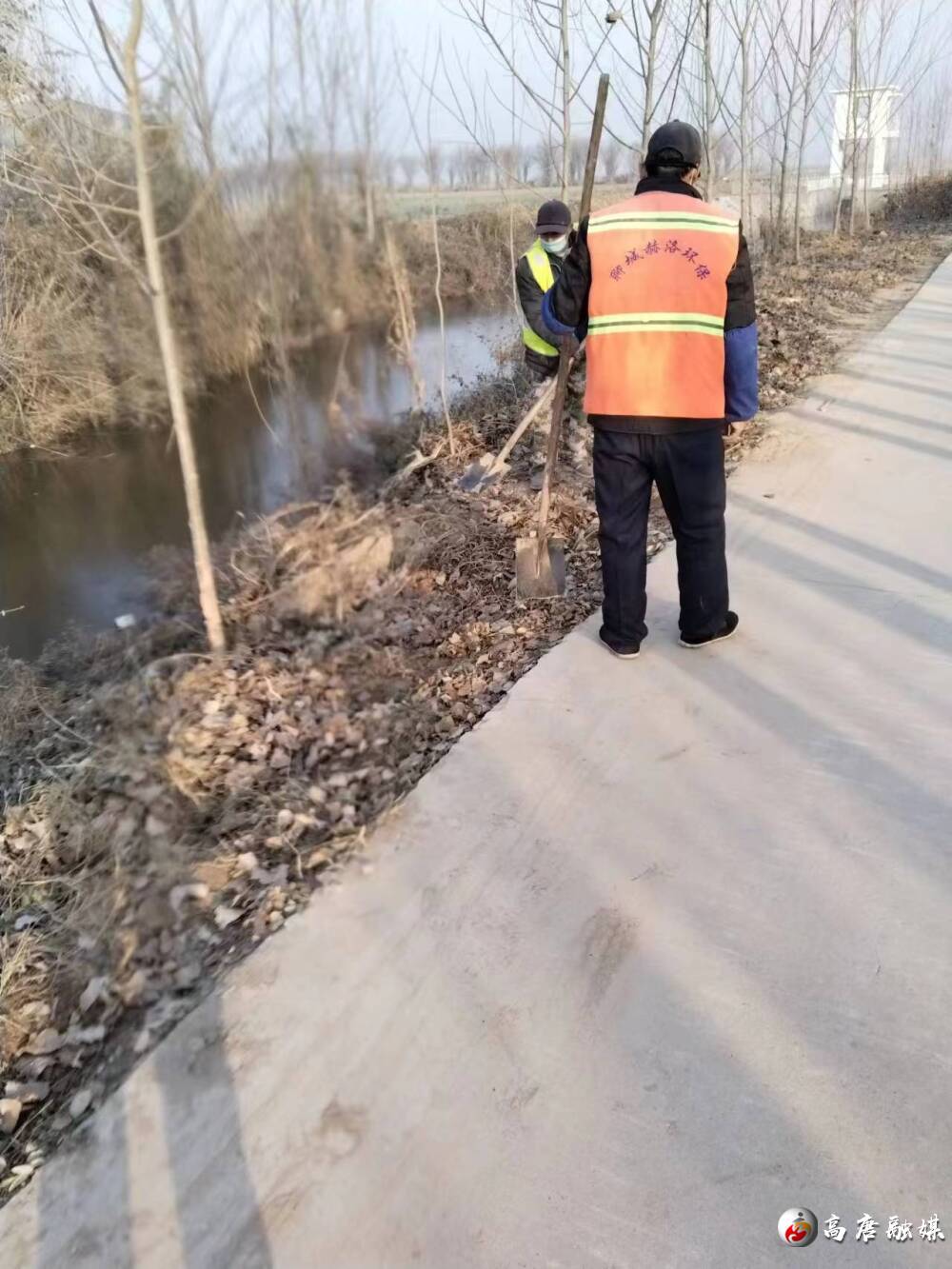 高唐县固河镇清理河道垃圾守护碧水清波