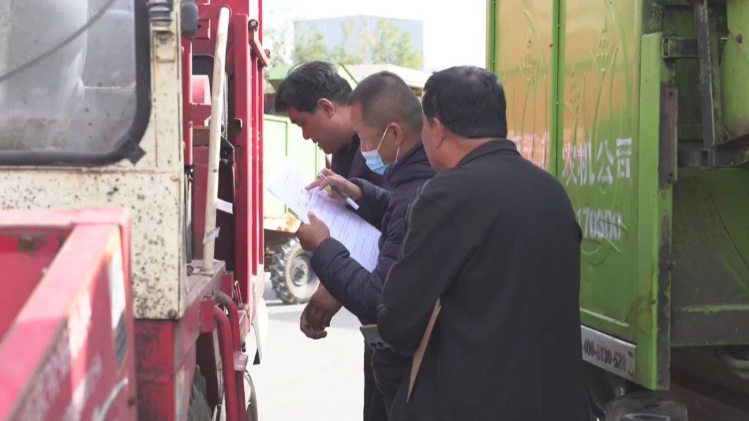 闪电号>媒体>茌平融媒>乐平铺镇鑫超农机专业合作社内,人头攒动,院内