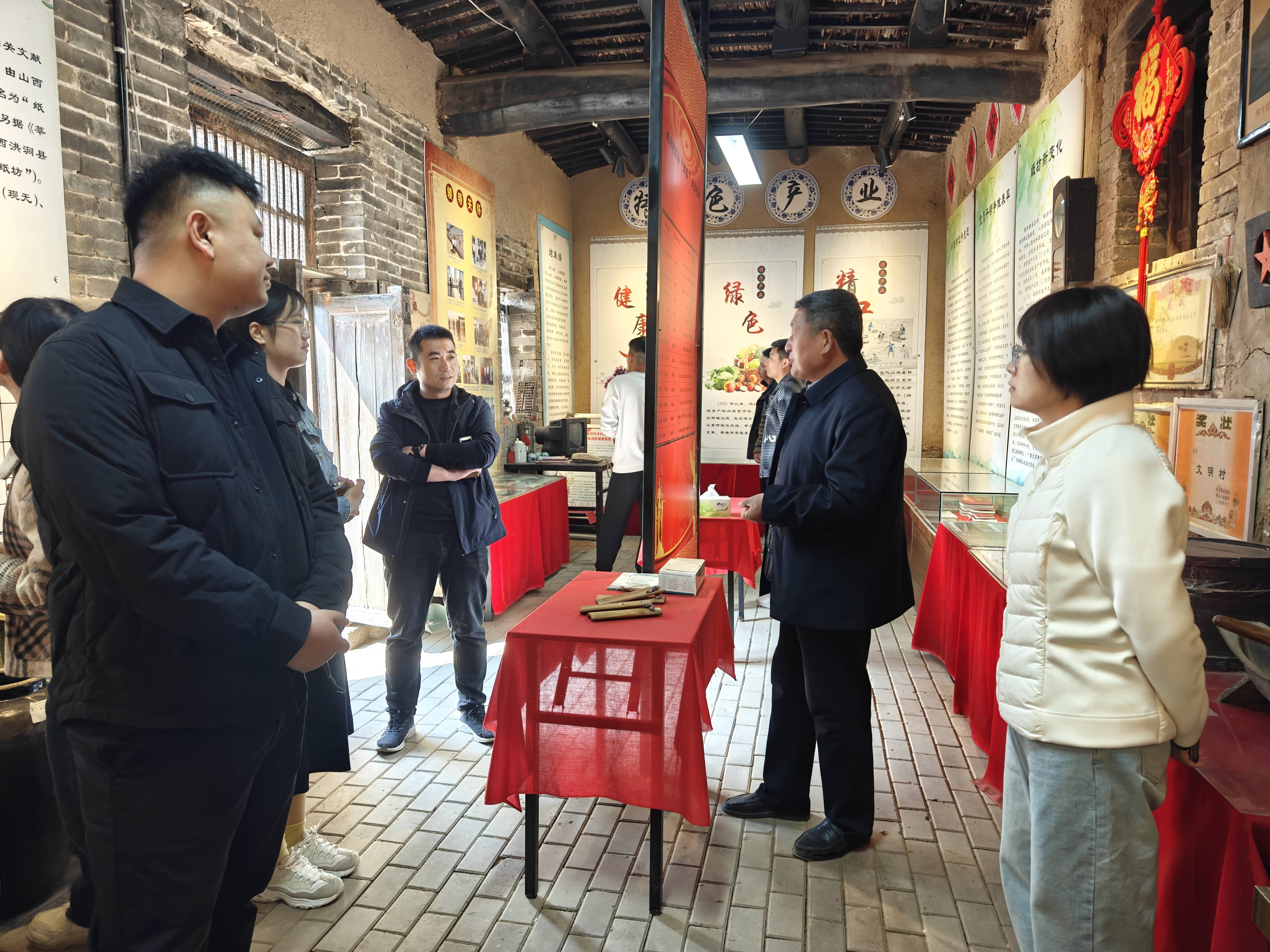 学思践悟新思想实干笃行建新功徐庄镇莘学提能青年干部学习小组开展