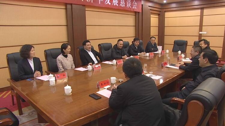 浩宇集团董事长武玉亮,新泰市市委书记宋鸿鹏,市委