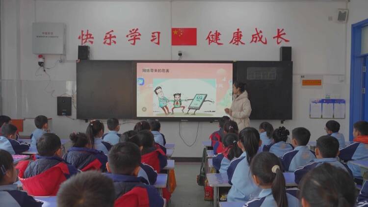 新泰市委网信办组织全环境立德树人网络文明宣讲团走进滨湖小学开展题