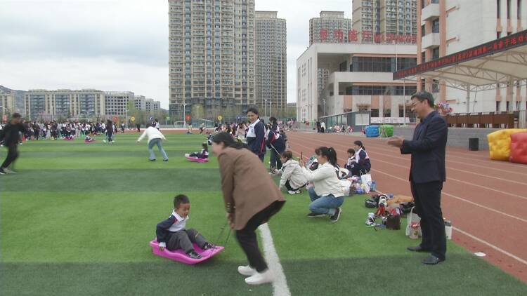 增进亲子关系,近日,新泰市平阳小学(集团)滨湖园举行"我运动 我健康