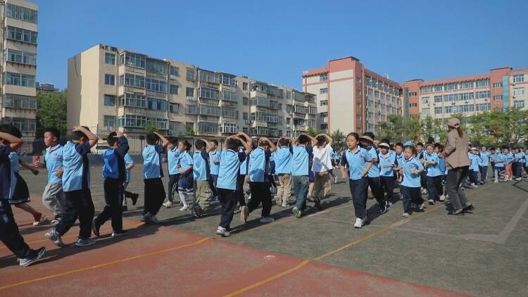 新泰市举行防灾减灾宣传周启动仪式暨地震应急疏散演练