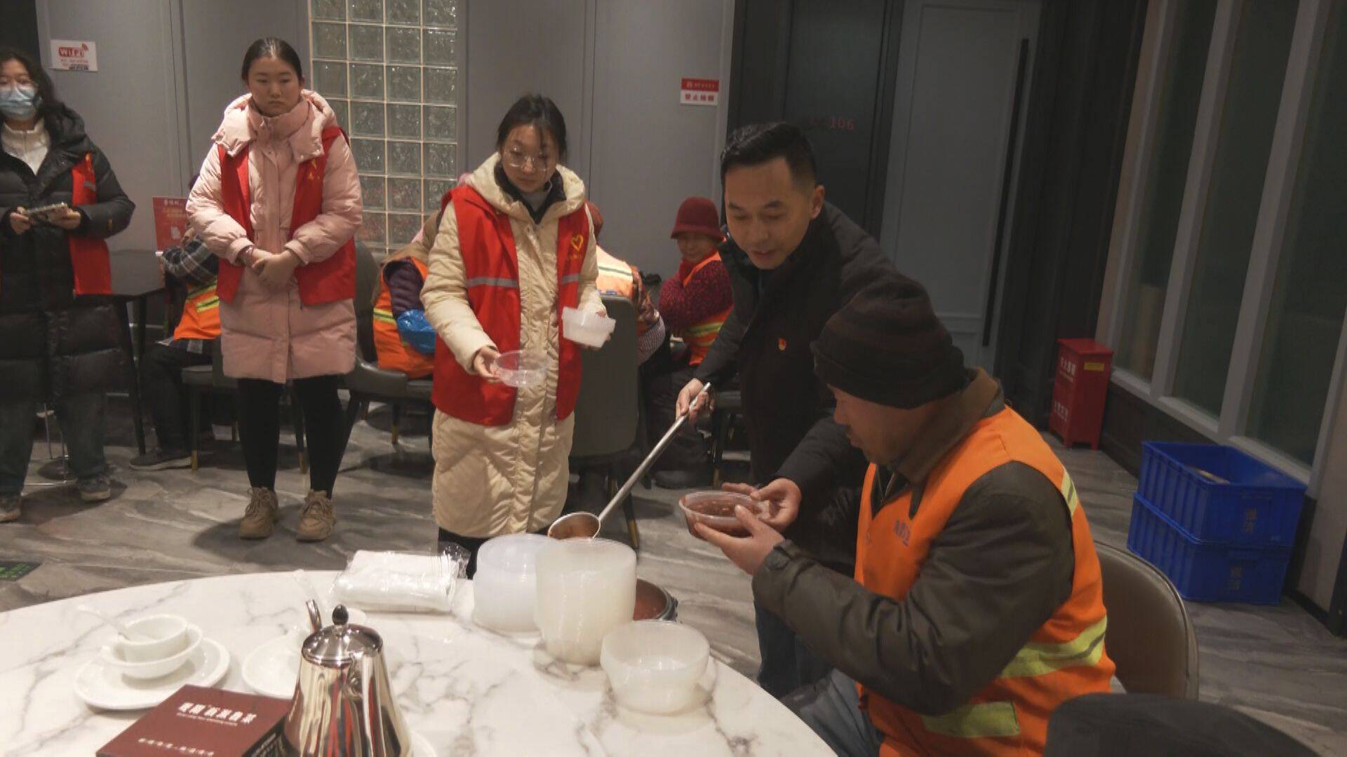 陽穀縣博濟橋街道谷南社區聯合愛心餐飲企業為環衛工人和外賣小哥送