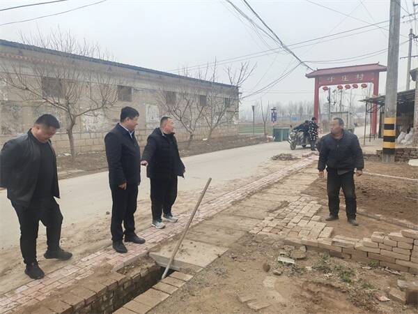 阳谷县郭屯镇让党旗在人居环境和村庄绿化一线高高飘扬