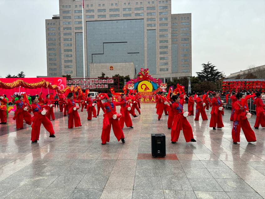 莱芜区凤城街道连心园社区民俗活动趣味多鼓声阵阵闹元宵