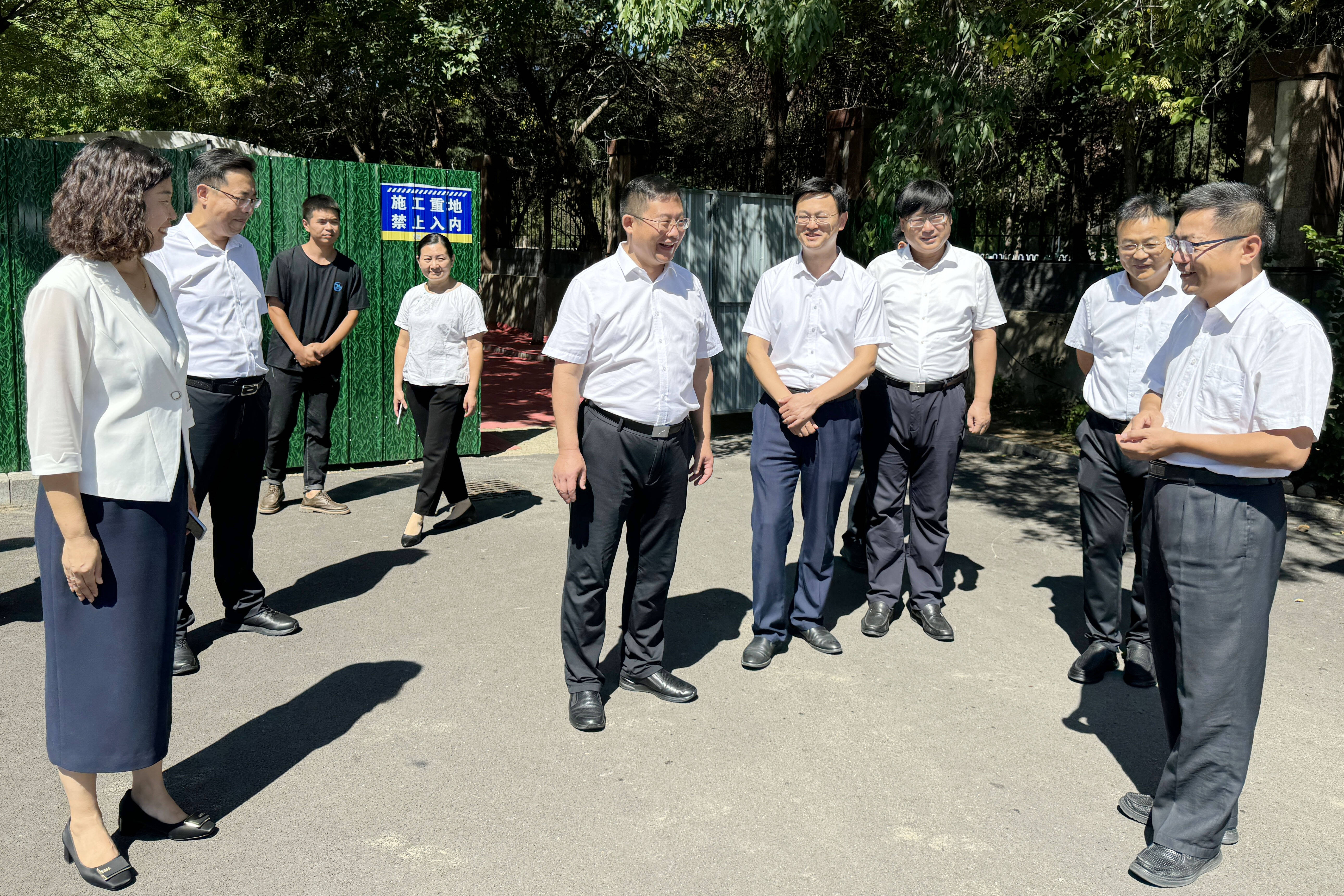 张富林到滨河小学走访慰问一线教师