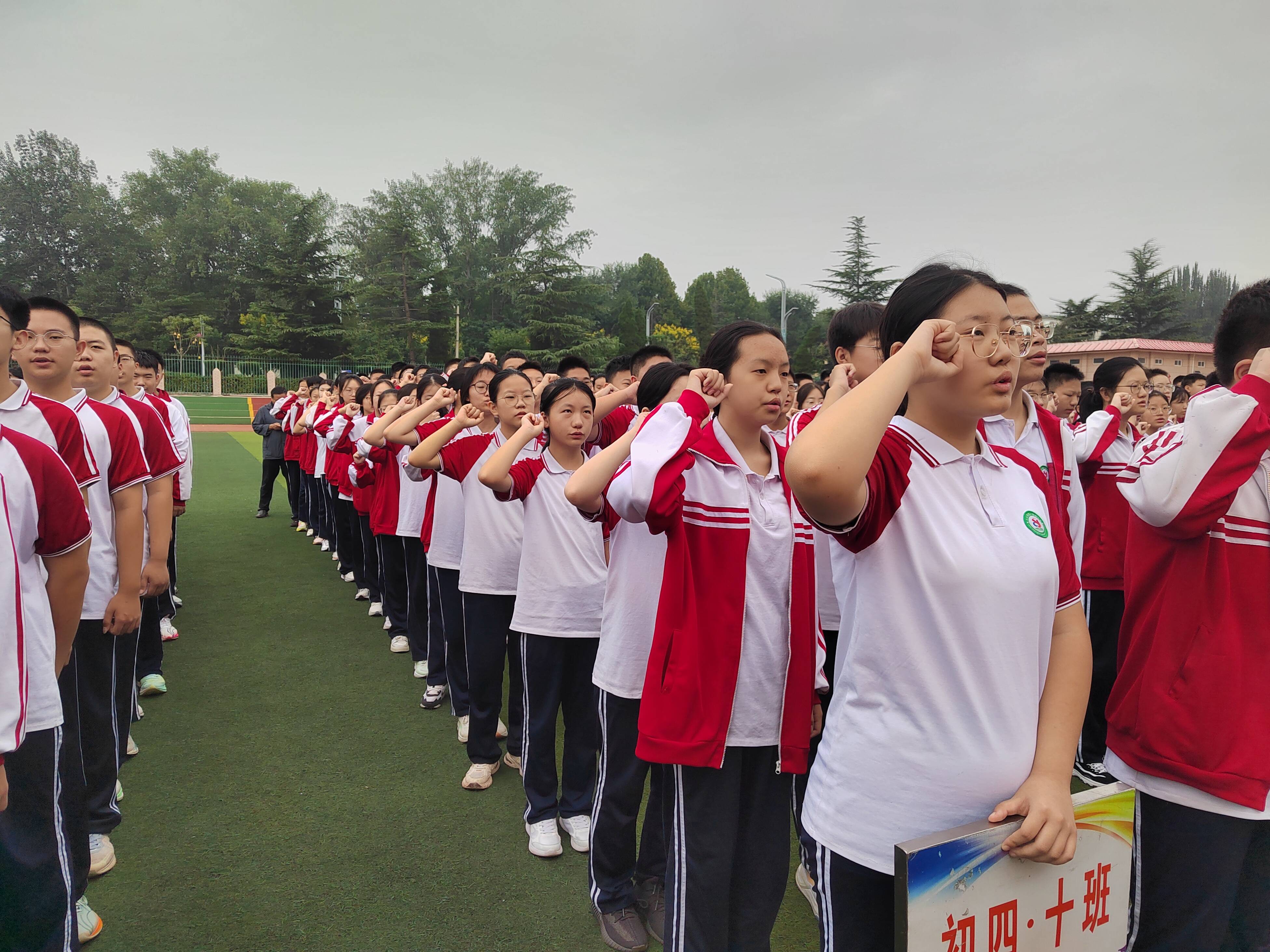 首先进行升旗仪式,全体师生肃立,面向国旗敬礼,高唱国歌
