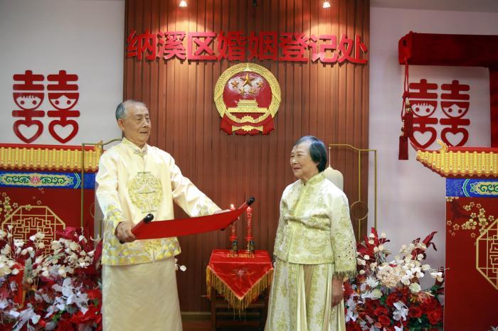 四川瀘州：鉆石婚夫婦“打卡”婚姻登記處 “扯證”儀式感爆棚