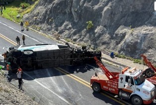 墨西哥高速公路大巴車(chē)與拖車(chē)相撞 已致16死36傷