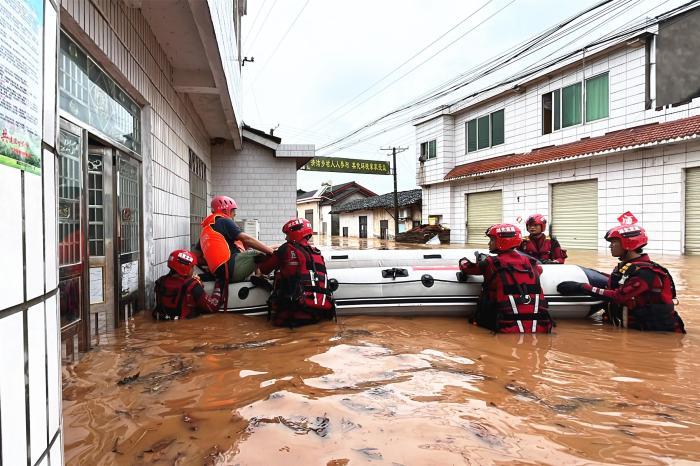 湖北宜昌暴雨致局地積水 消防營救疏散60余人