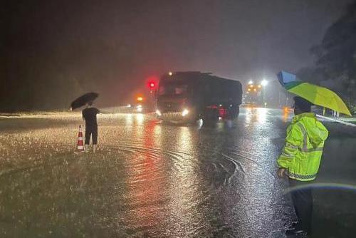 湖北宜昌遭強(qiáng)降雨襲擊 各方力量保障民眾安全