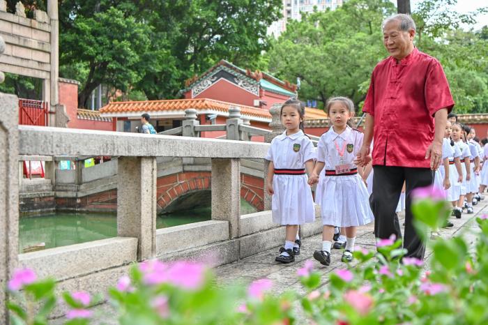 廣州港澳子弟班舉行開筆禮：讓港澳學生感受廣府文化